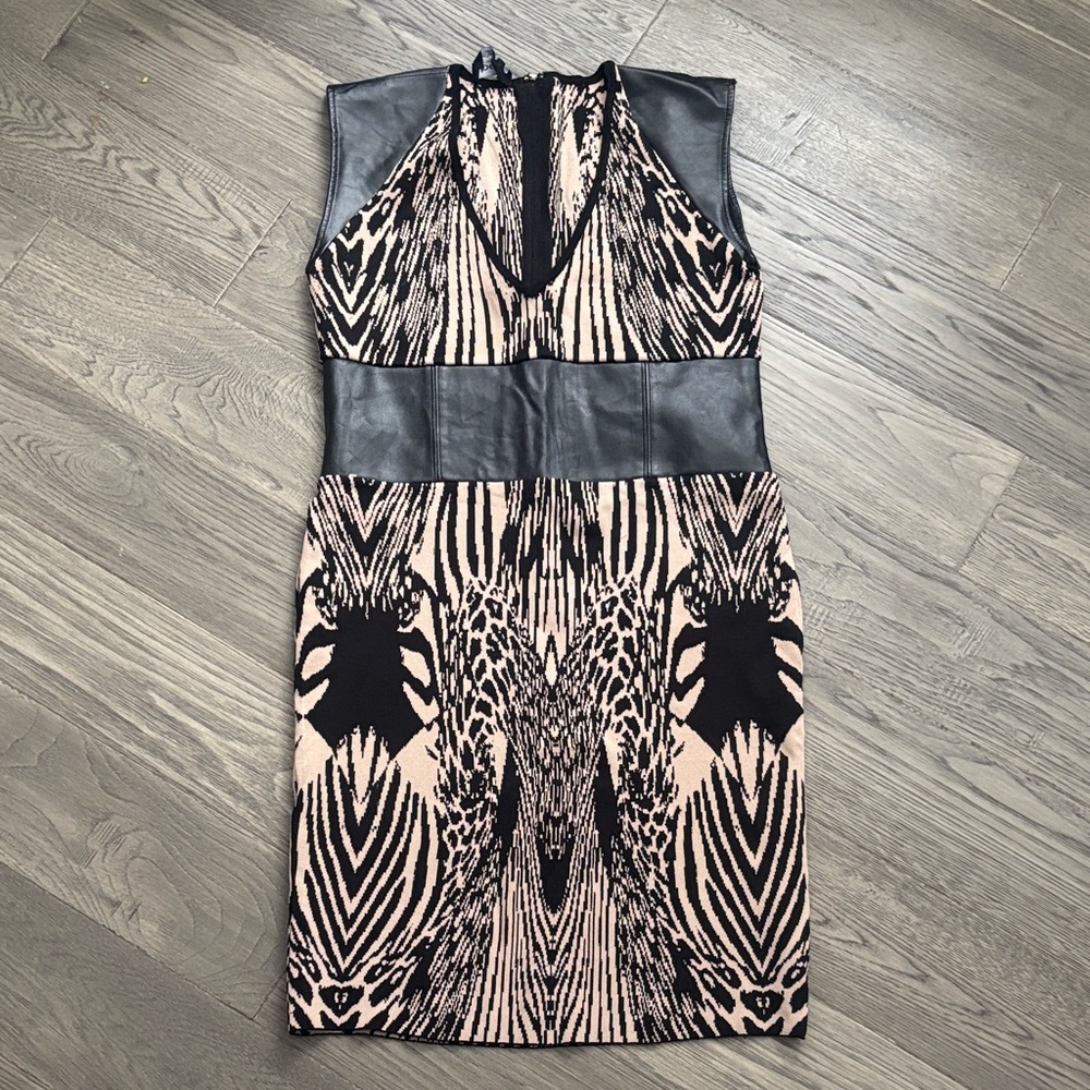 Bebe | Y2K 90’s Black and Cream Bodycon Stretchy Cheetah Dress Size Large